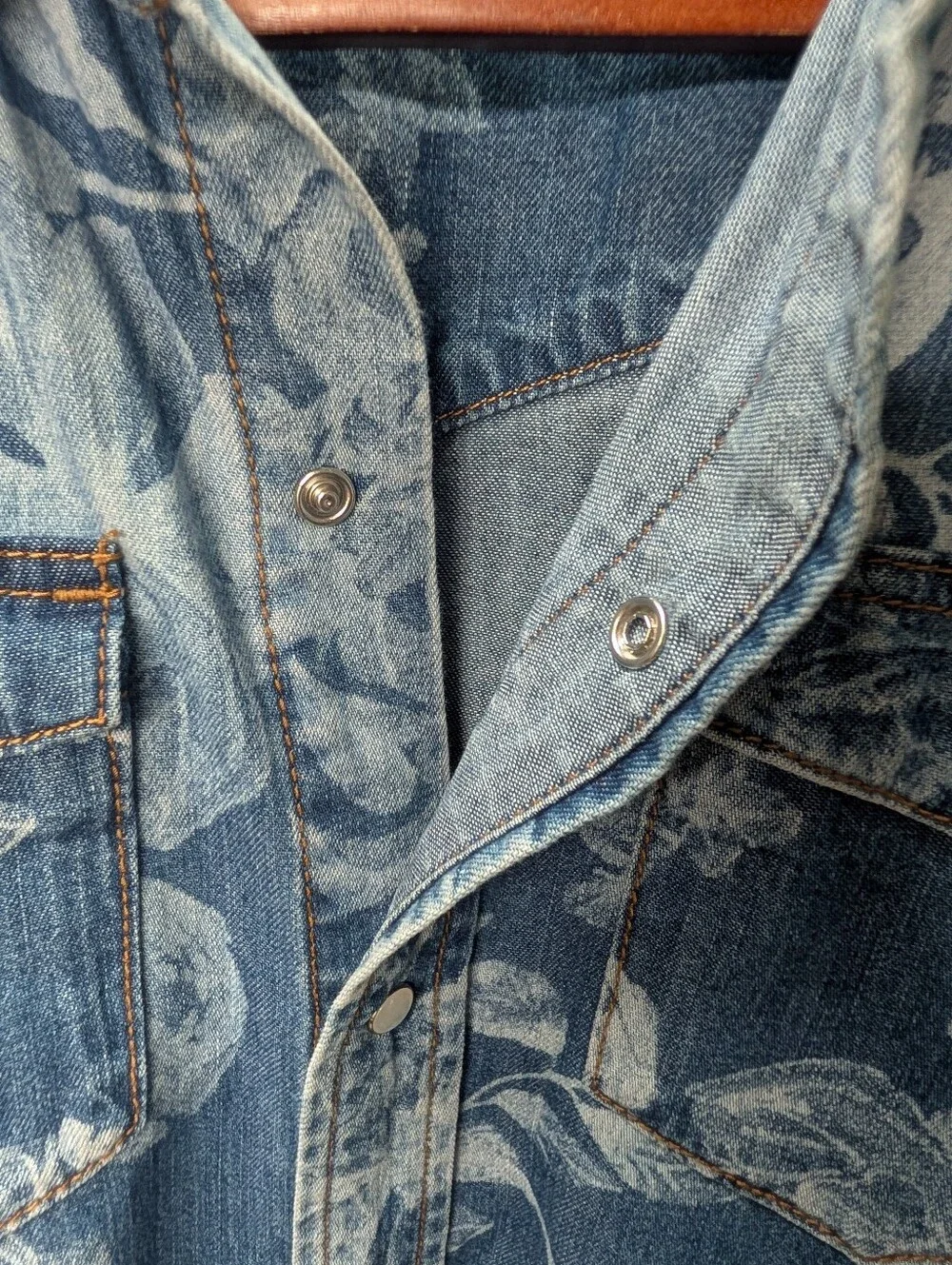 Johnny Was 💙 Rialto Light Blue Floral Denim Snap-Front Shirt Size Medium EUC - Picture 3 of 12